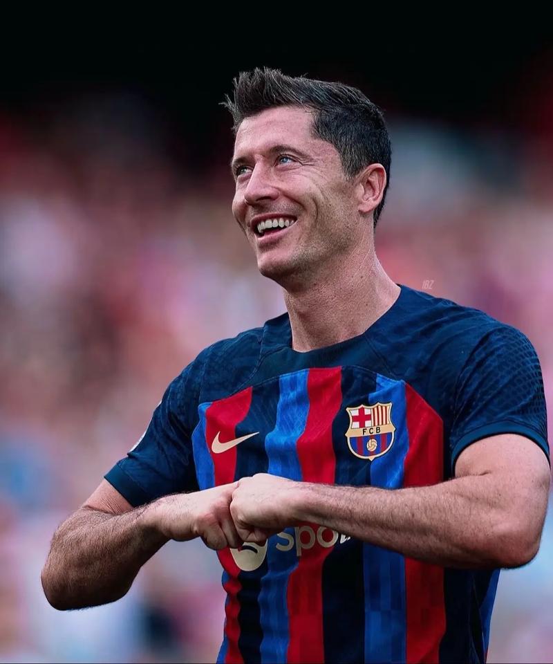 上任后首次露面，国足新帅邵佳一现场观战中国U22vs越南U22